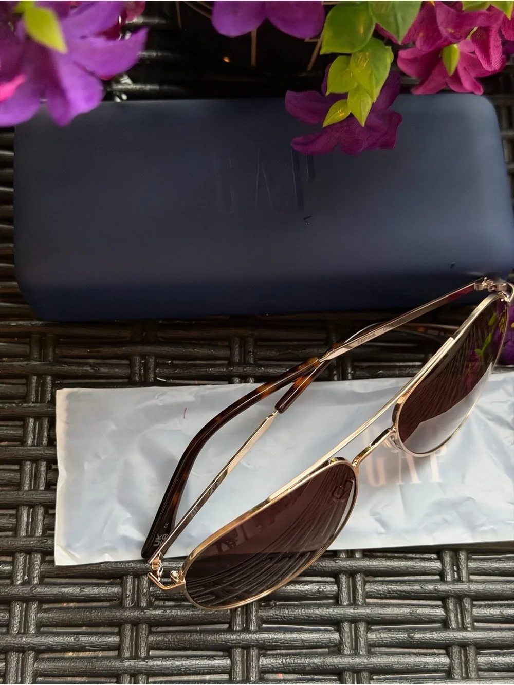 (UNISEX) SUNGLASSES BY GAP
